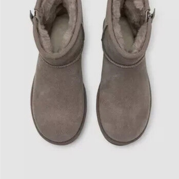 Ugg Bailey zipper mini.  Woman’s size 9.   New with box - Picture 3 of 3